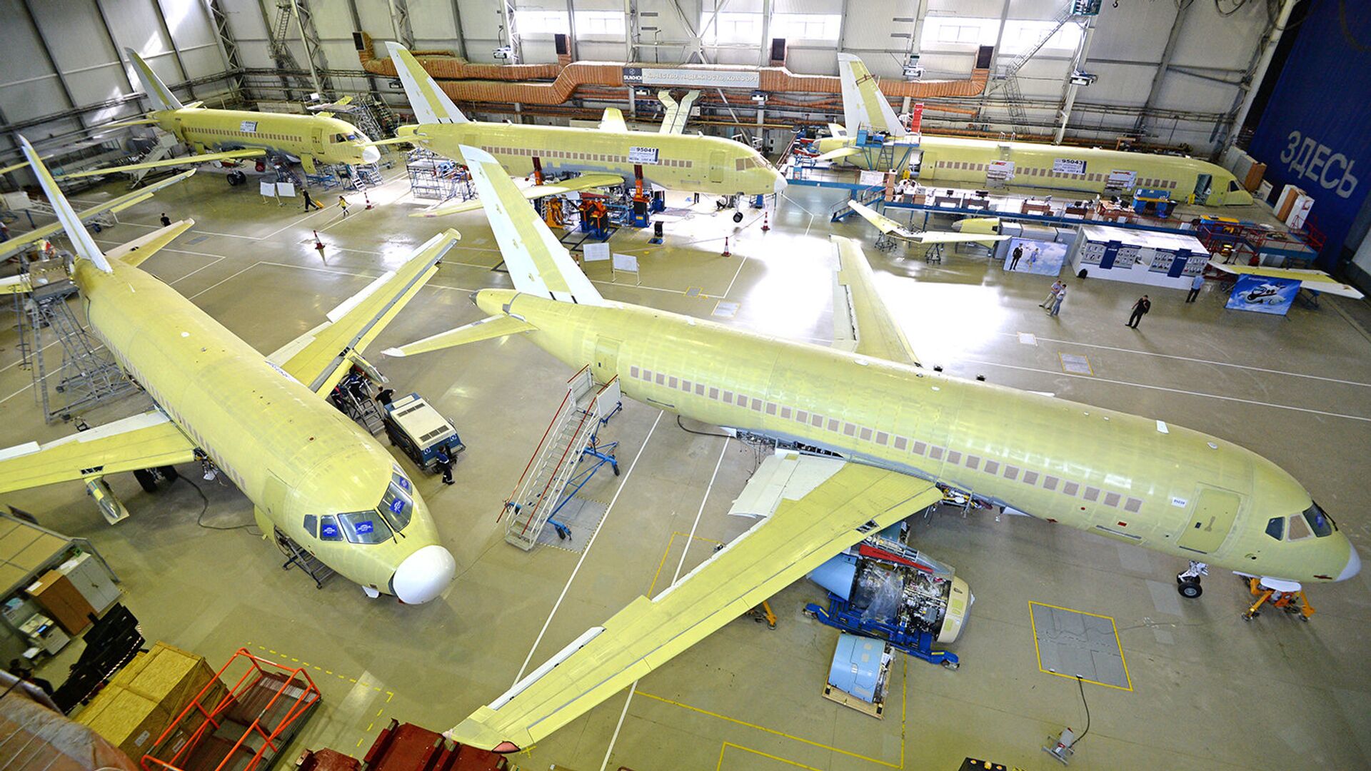 Самолеты Sukhoi Superjet 100 в цехе окончательной сборки - ПРАЙМ, 1920, 21.04.2025