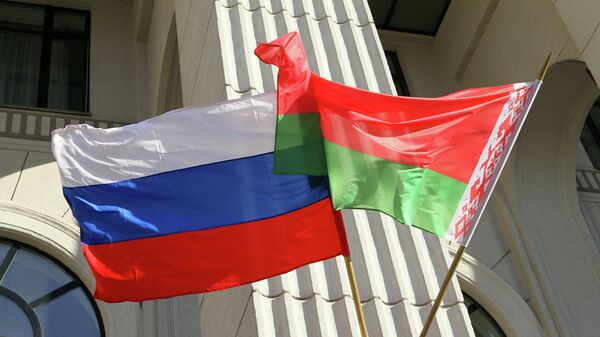  Государственные флаги России и Белоруссии