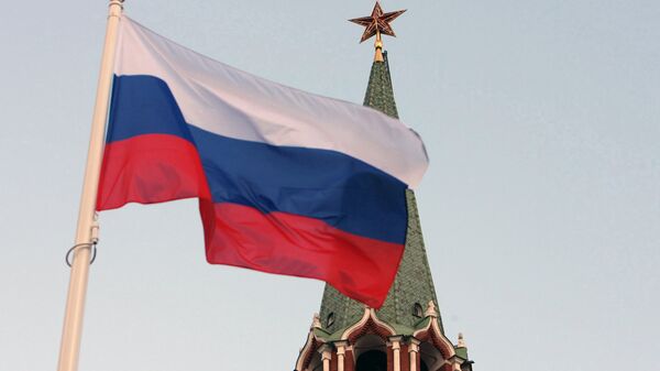 #Российский государственный флаг на фоне кремлевской башни