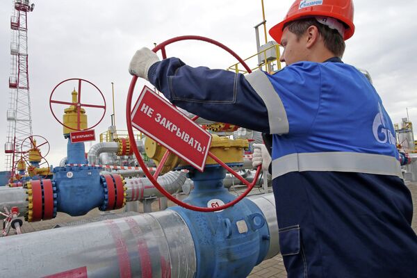 %Рабочий на хранилище газа