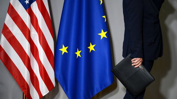  Флаги США и Европейского совета в Брюсселе