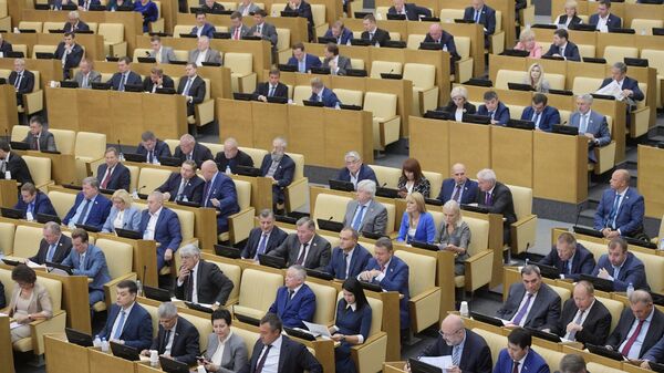 Депутаты на пленарном заседании Государственной Думы РФ