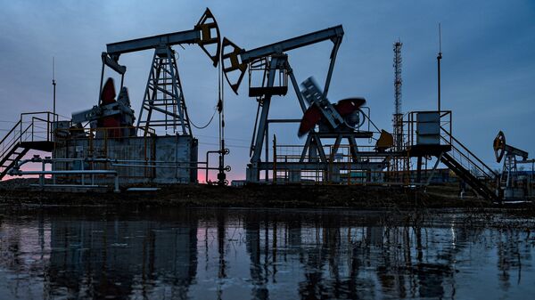 Работа нефтяных станков - качалок