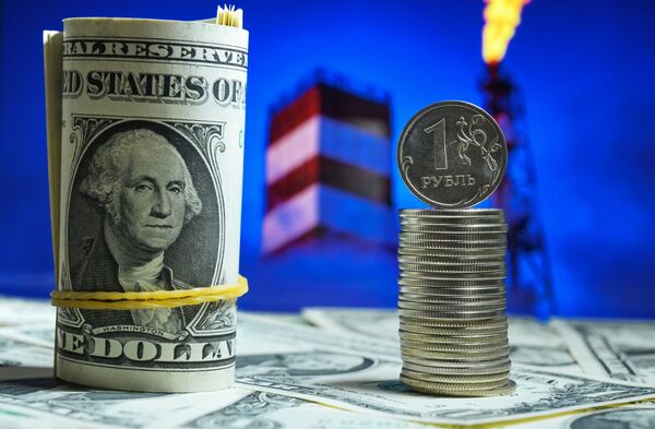 Денежные купюры США и монеты номиналом один рубль