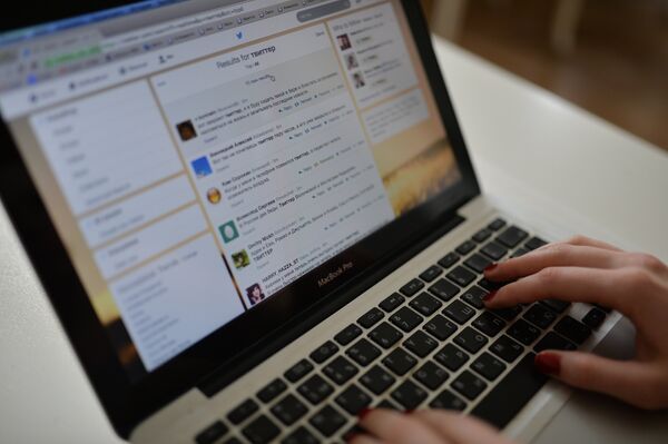 Страница сайта Twitter в окне браузера компьютера.