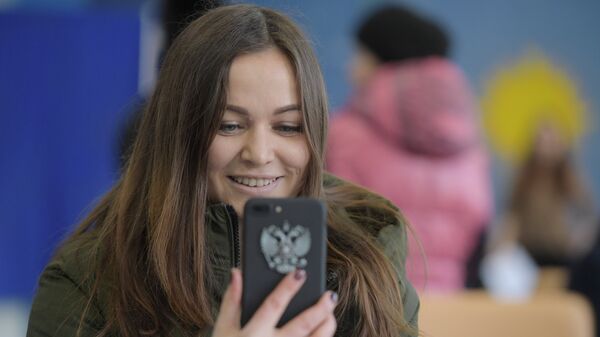 Девушка со смартфоном