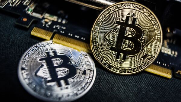 Сувенирные монеты с логотипами криптовалюты биткоин