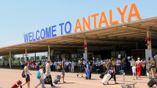 Туристы из России в аэропорту в Анталье 
