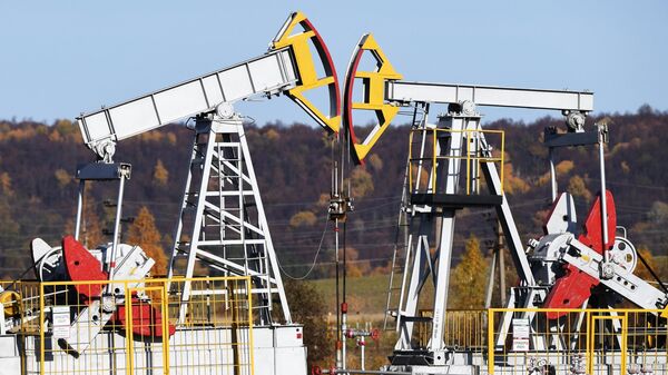 Добыча нефти.