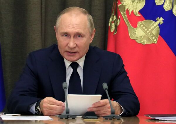 Президент РФ В. Путин провел совещание с руководством министерства обороны РФ и предприятий ОПК