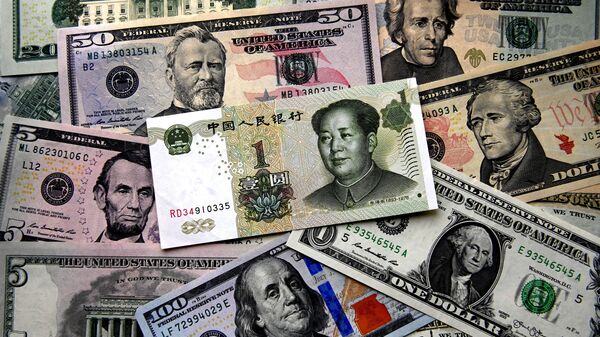 Купюры китайских юаней и долларов США