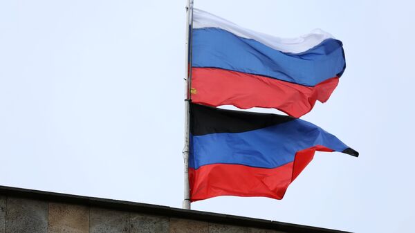 Флаги Российской Федерации и Донецкой Народной Республики