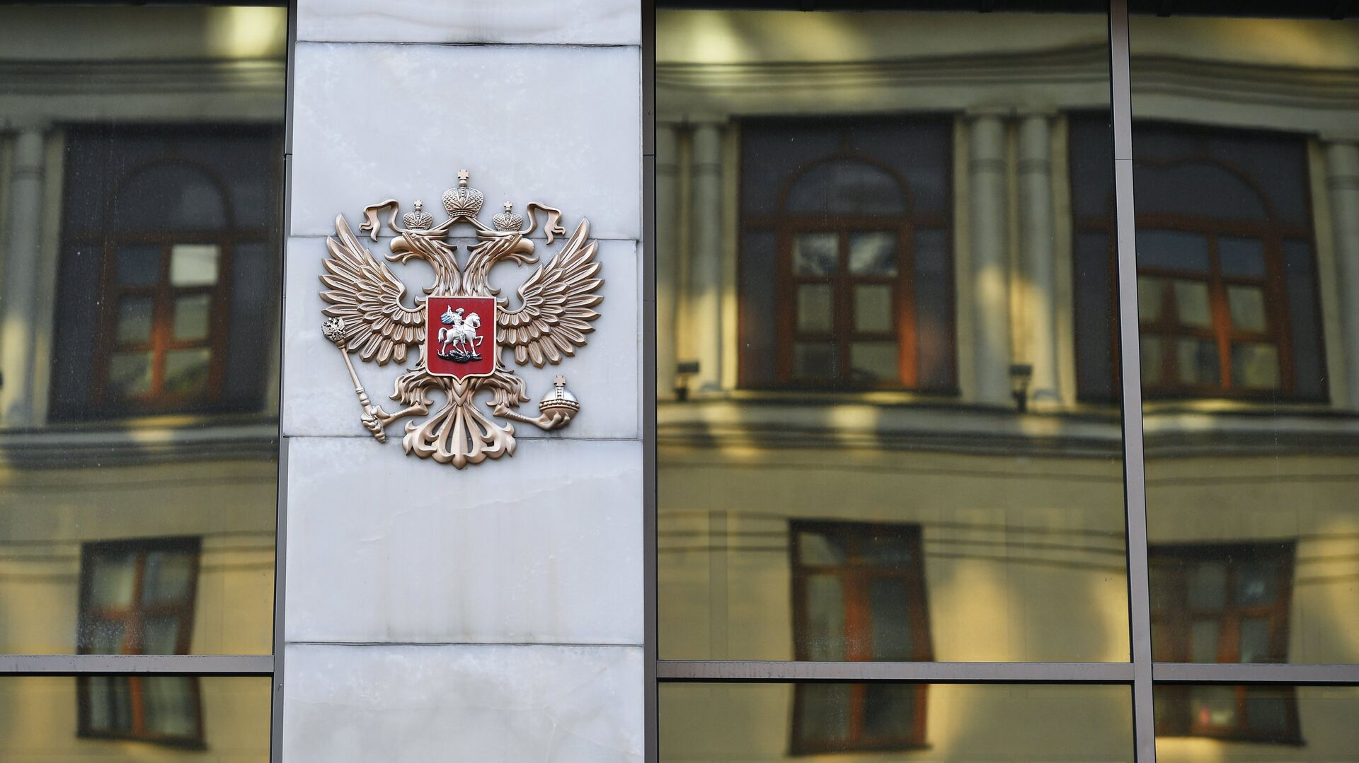Герб на здании Совета Федерации РФ - ПРАЙМ, 1920, 09.10.2024